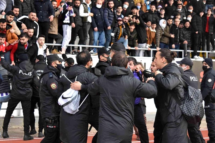 Taraftar ile futbolcu yumruk yumruğa birbirine girdi