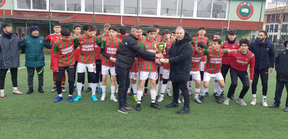 Şampiyon İFAspor U-16 Takımı kupasını aldı.