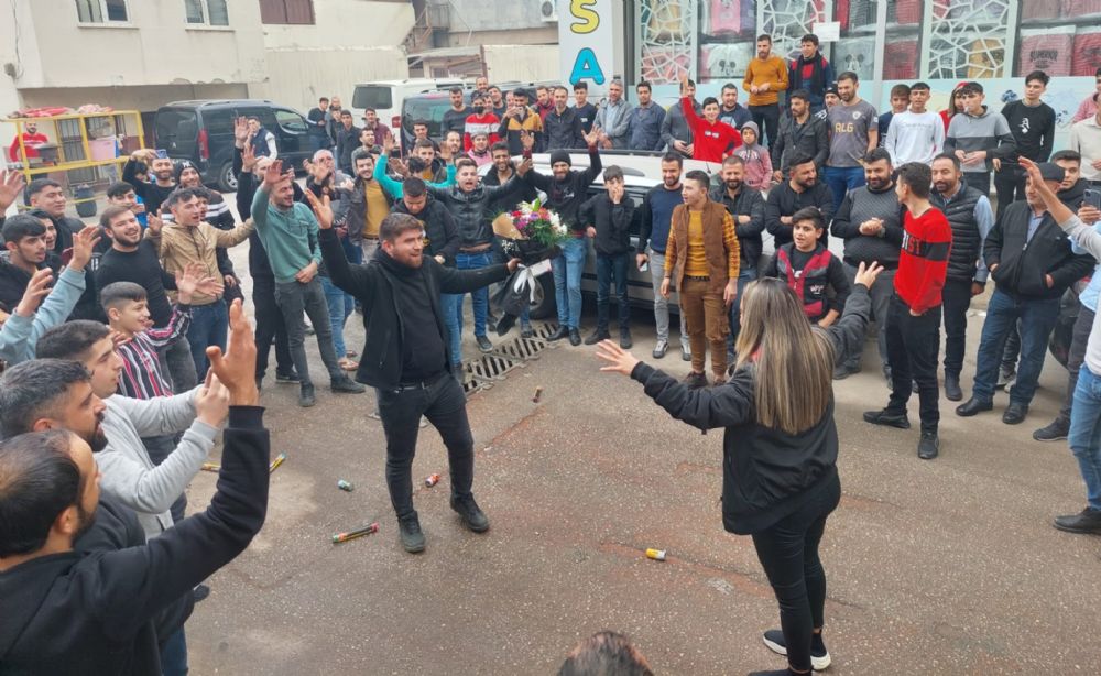 Brezilyalı kadın futbolcuya davullu zurnalı karşılama