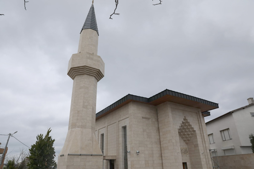 Refik Okumuş’tan Semizkumlar’a muhteşem cami hayrı