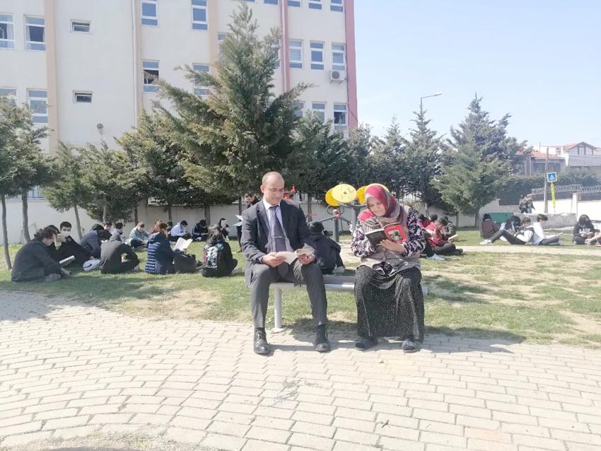 Necip Sarıbekir Lisesi'nden parkta okuma etkinliği