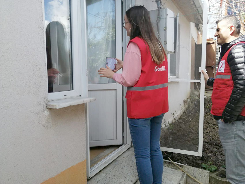 Kızılay’dan kumanya dağıtımı