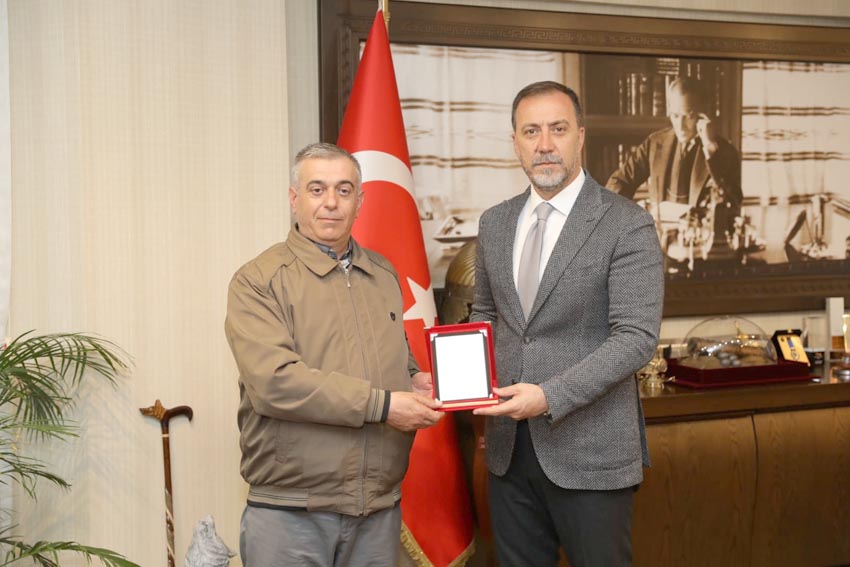 Başkan Yılmaz’dan emekli personele plaket