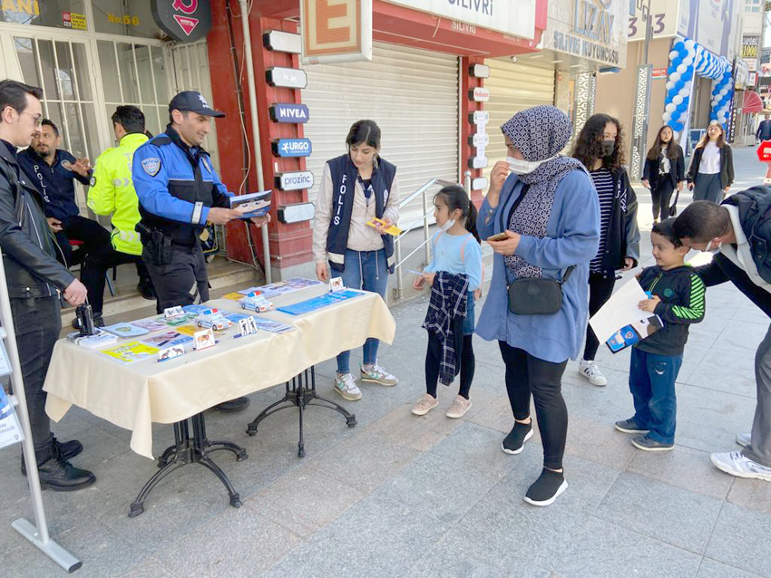 Silivrililerden polis standına yoğun ilgi