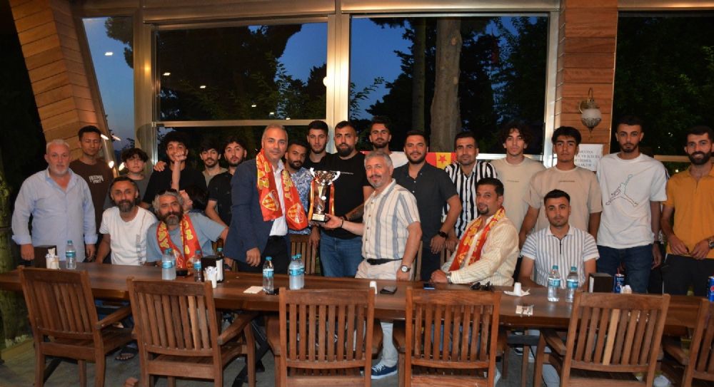 Öz Yarımburgazspor şampiyonluğu kutladı