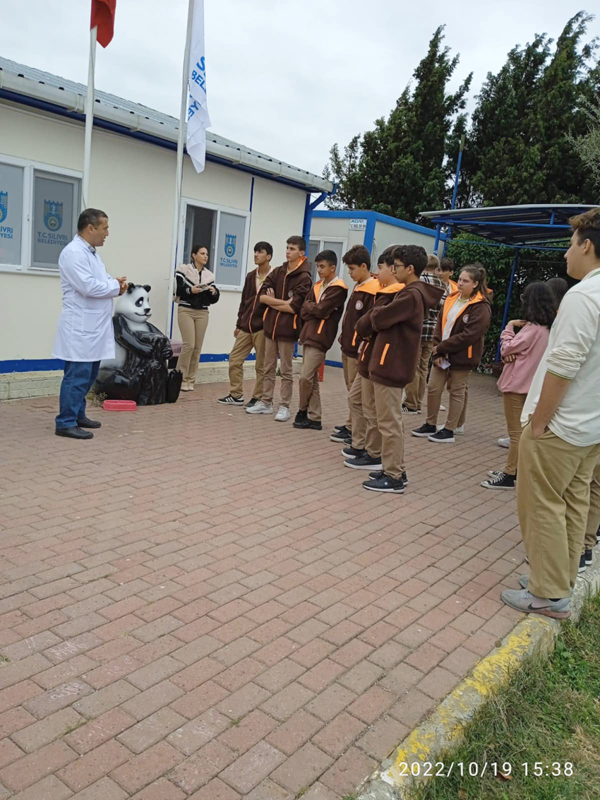 TÜRAM Lisesi öğrencileri sahipsiz hayvanları ziyaret etti