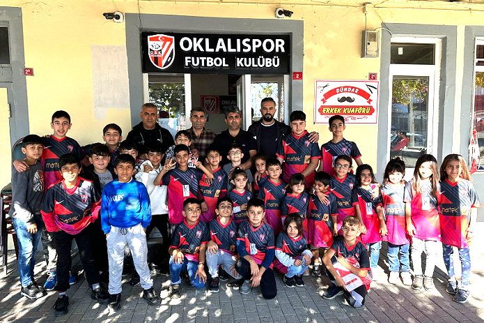 Oklalıspor çocukları sevindirdi