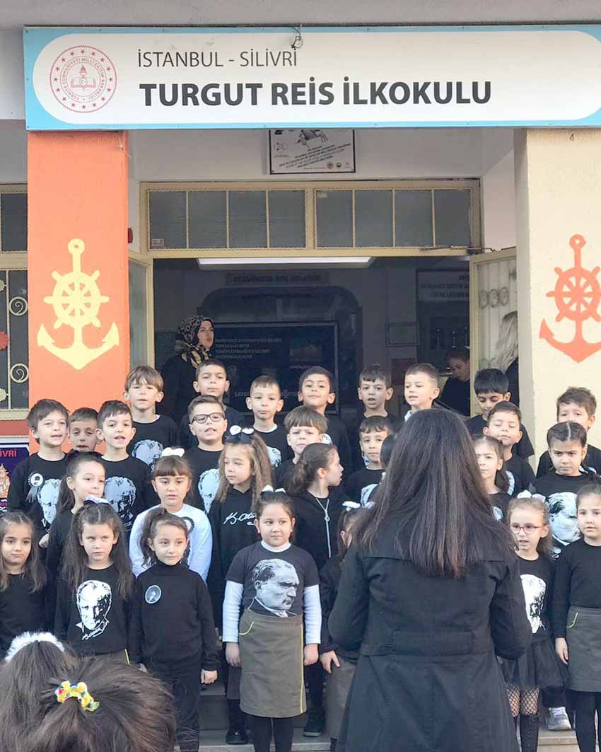 Turgut Reisli minikler Ata’yı andı