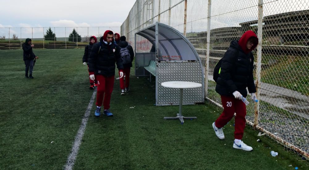 Futbolcular maç sonrası statta çöp topladı