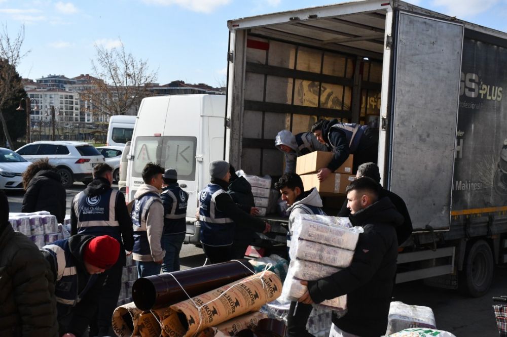 Silivrililerden depremzedelere onlarca tır yardım malzemesi