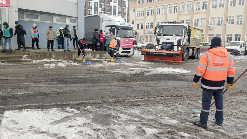 Silivri Belediyesinden yoğun kar mesaisi