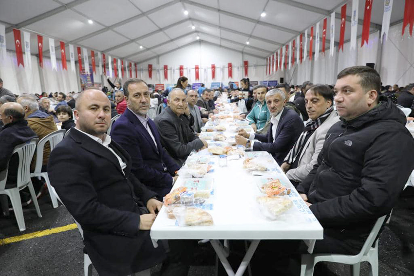 Dernek üyeleriyle iftarda bir araya geldiler