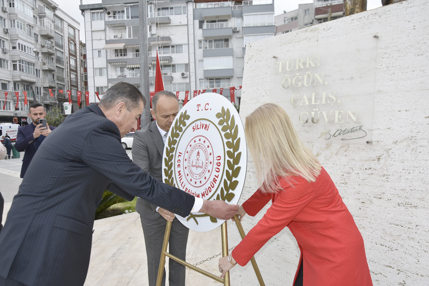 23 Nisan Ulusal Egemenlik ve Çocuk Bayramı çelenkleri sunuldu