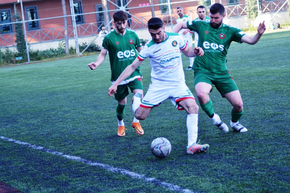 Küçükçekmece derbisinde puanlar paylaşıldı 1-1