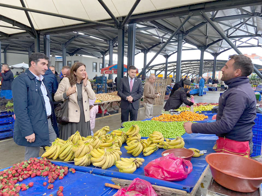 Yeni Mahalle Semt Pazarı esnaf ve vatandaşla buluştular