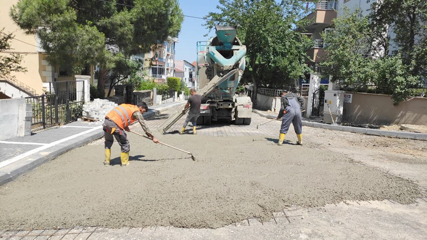 Asfalt serimi ve bordür imalatı devam ediyor