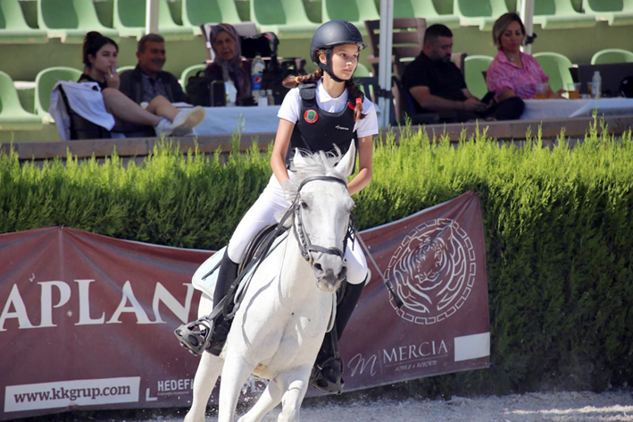 İpek Yazıcı, binicilik sporunda gururlandırdı