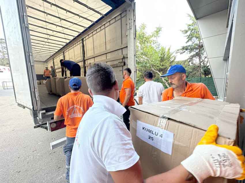 Başkan Yılmaz’dan depremzede öğrencilere çanta ve kırtasiye desteği