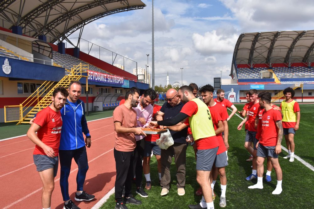 Ali Şahin’den takımına baklava ziyafeti