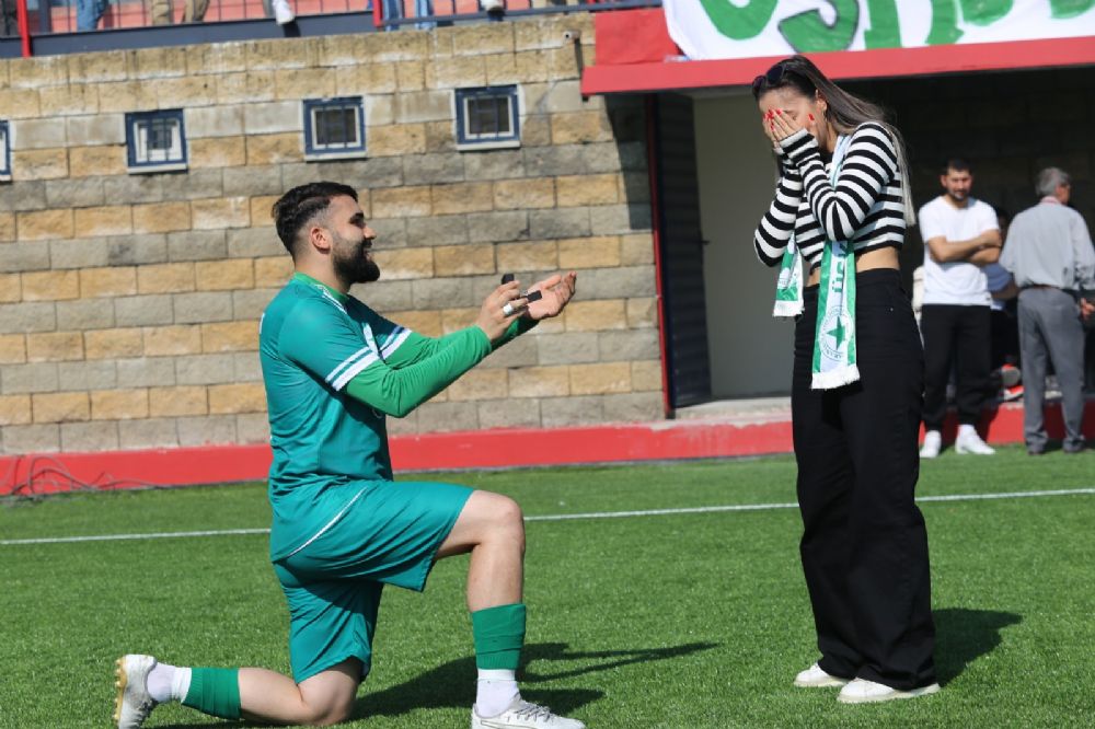 Üsküdar Anadolulu futbolcudan maç öncesinde evlilik teklifi