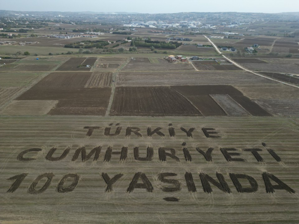 Silivri’de devasa “Cumhuriyet 100 Yaşında” yazısı