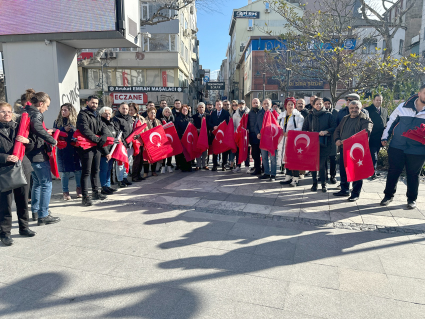 CHP’liler şehitler anısına Türk Bayrağı dağıttı