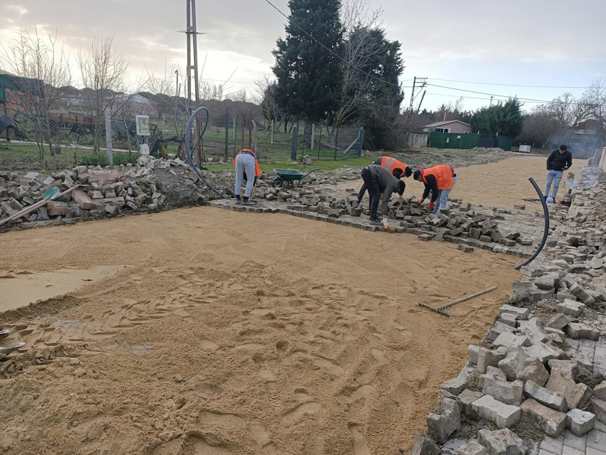 Yol ve kaldırım imalatları sürüyor