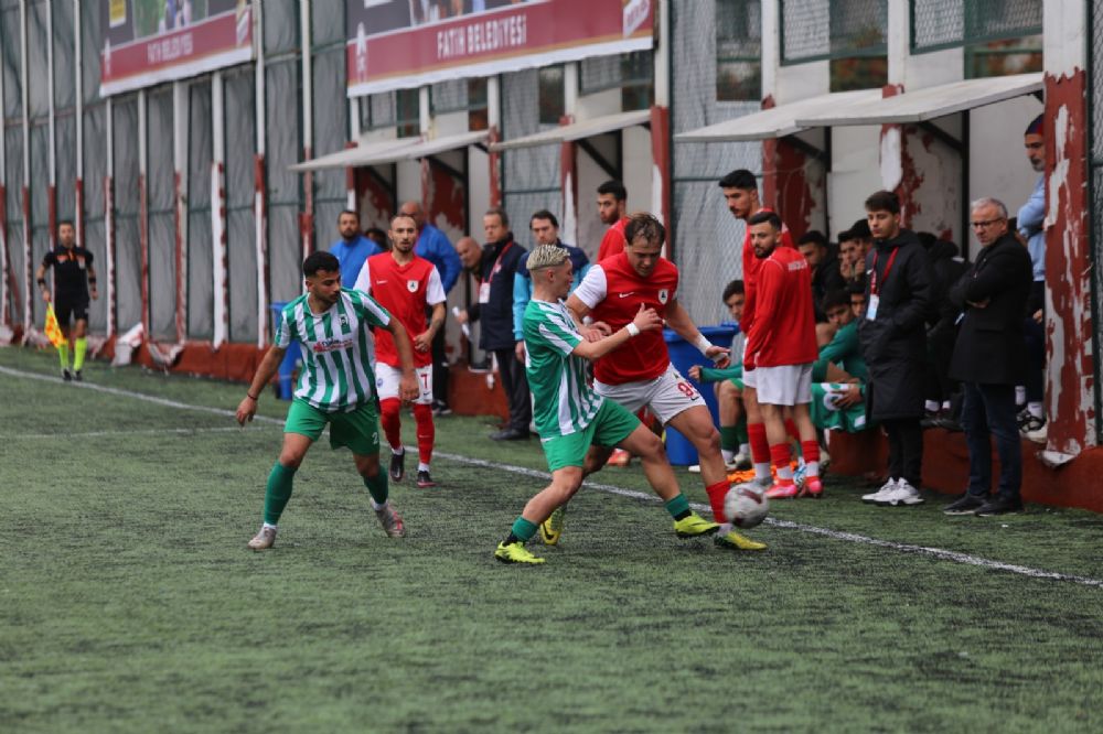 İstanbul Anadolu 10 kişiyle 3 puanı aldı