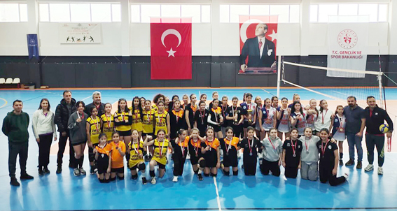 Okul Sporları Küçük Kızlar Voleybol birincileri