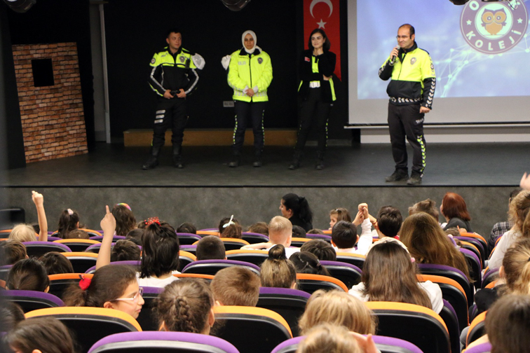 İlkokul öğrencilerine güvenli trafik sunumu