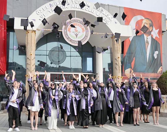 Tarım Lisesi öğrencilerinin mezuniyet coşkusu