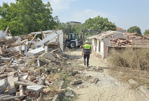 Silivri’de metruk yapılar yıkıldı