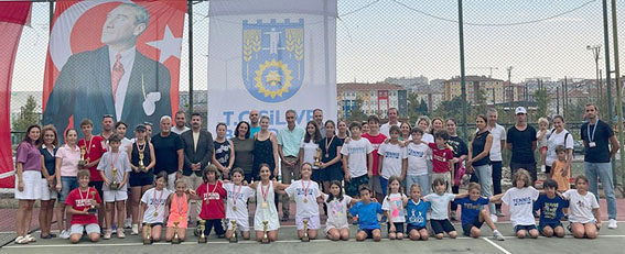 Zafer Kupası Tenis Turnuvası birincileri ödüllendirildi