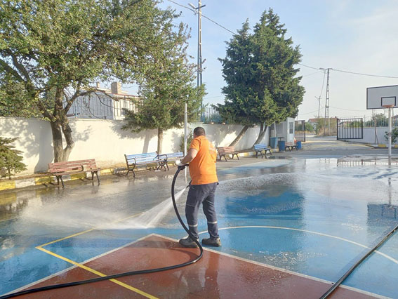 Silivri Belediyesinden okul bahçelerinde temizlik çalışmaları