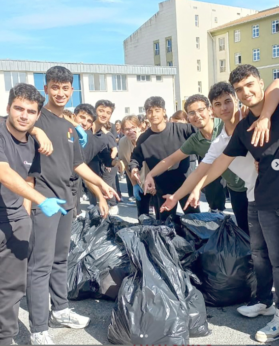 Fen Lisesi’nde Bahçe Temizliği