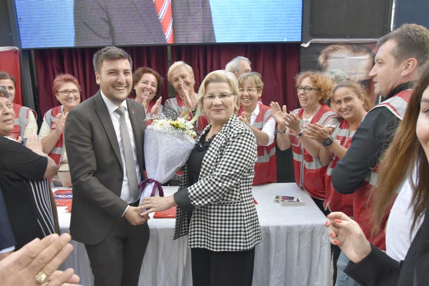 standı ziyaret eden demokrat Parti ilçe başkanına çiçek takdim edildi