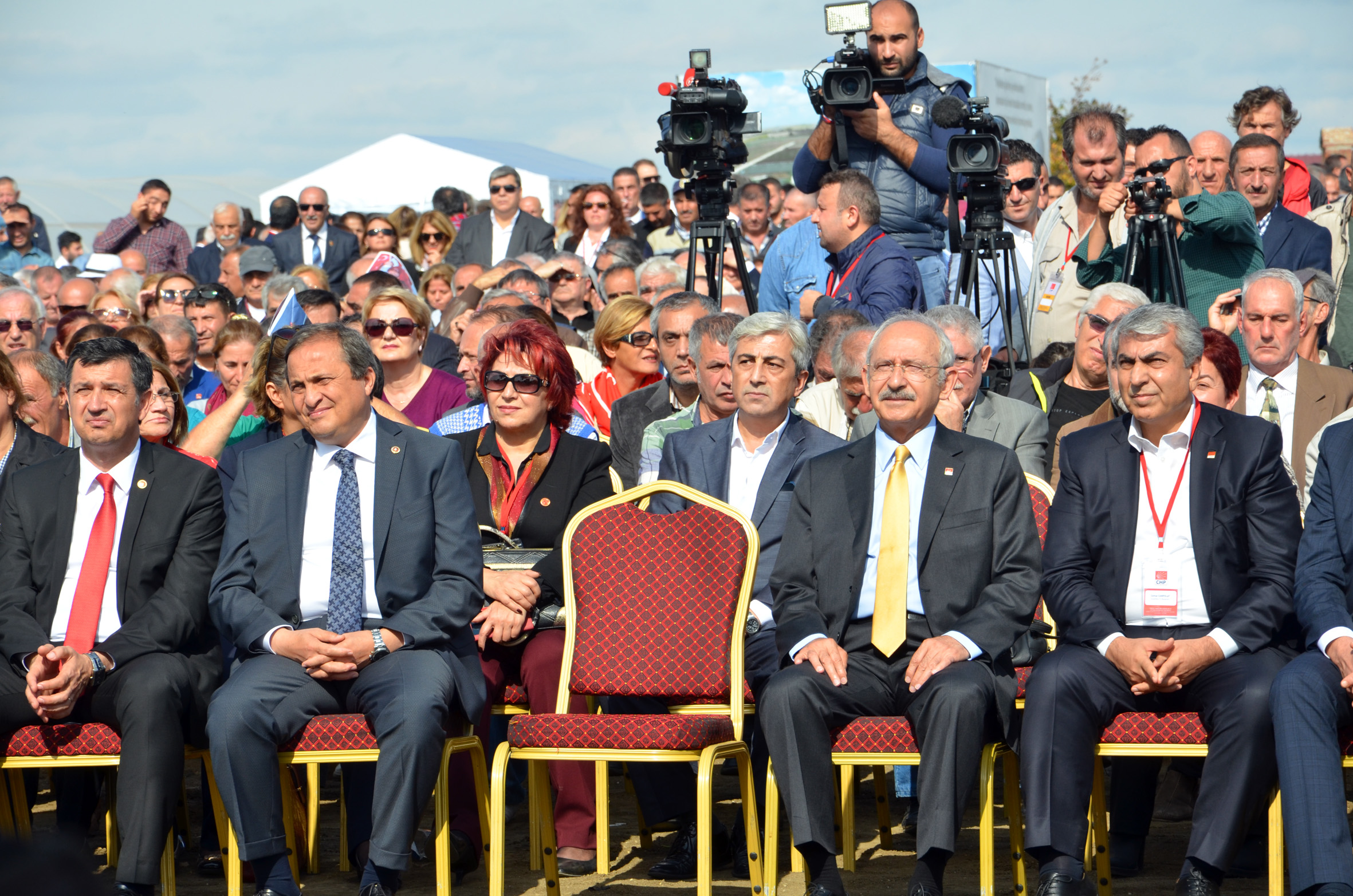 BELEDİYELERİ ÖRNEK GÖSTERDİ, GENEL İKTİDAR FIRSATI İSTEDİ